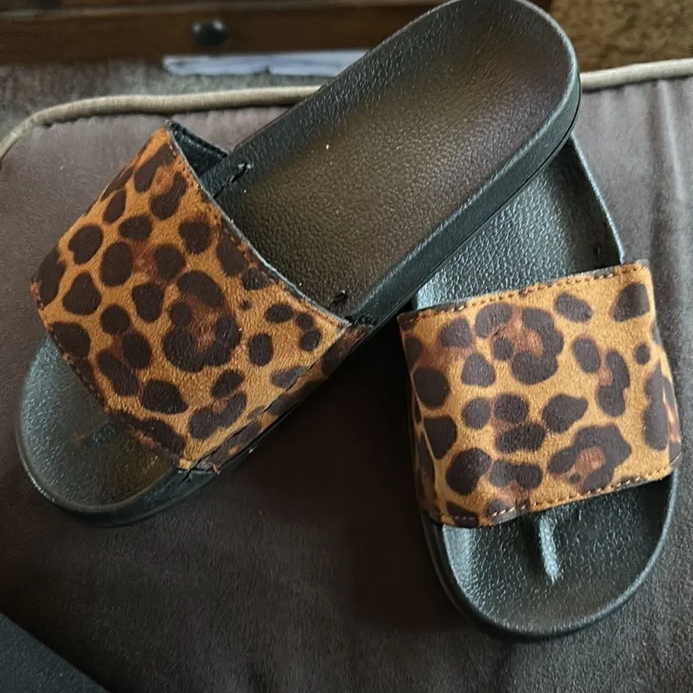 Leopard printed flat sandals